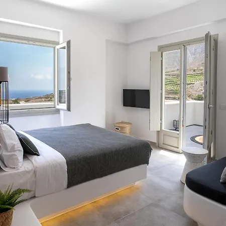 Maeva Santorini Pýrgos