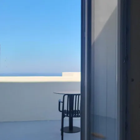 Maeva Santorini Pýrgos