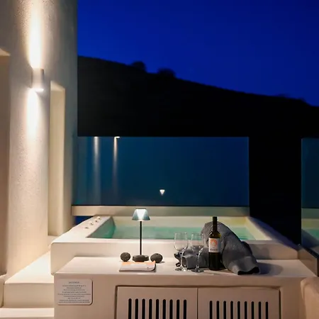Maeva Santorini Pýrgos