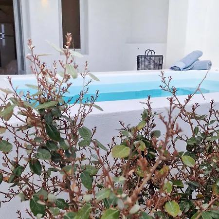 Maeva Santorini Pýrgos